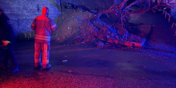 Beykoz Gümüşsuyu’nda Duvar Çöktü, Mahalle Elektriksiz Kaldı