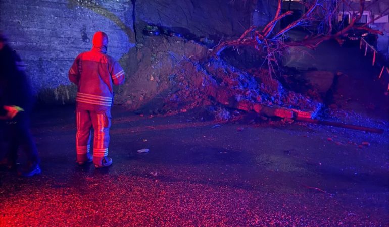 Beykoz Gümüşsuyu’nda Duvar Çöktü, Mahalle Elektriksiz Kaldı